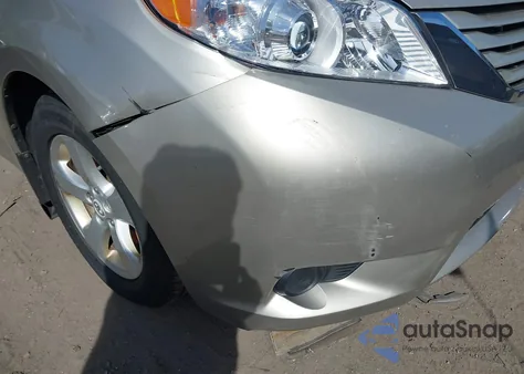 2015 Toyota Sienna Le 8 Passenger z USA, uszkodzony, nr VIN 5TDKK3DC6FS663023